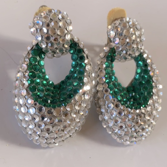 VINTAGE DESIGNER BELLINI GREEN AND CLEAR SWAROFSKI CRYSTAL LARGE DROP EARRING - Picture 6 of 7